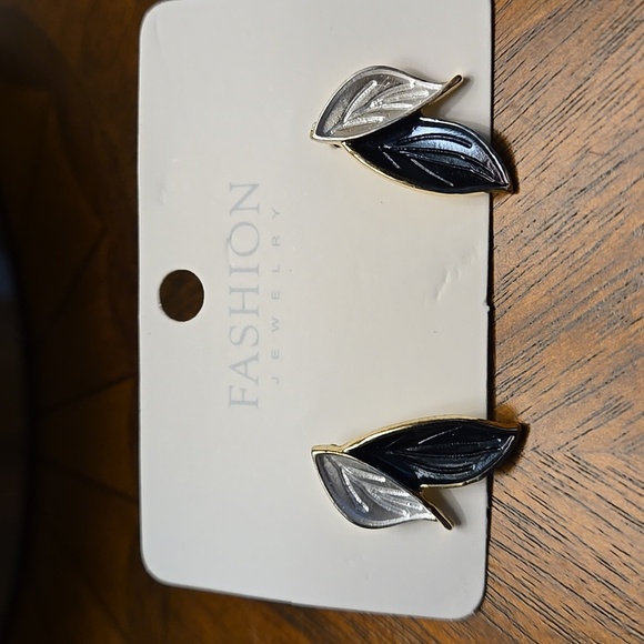 ♥️5 for $25♥️ Tree Leaf Stud Earrings / Blue-White / 925 SS ear needles - Picture 5 of 7